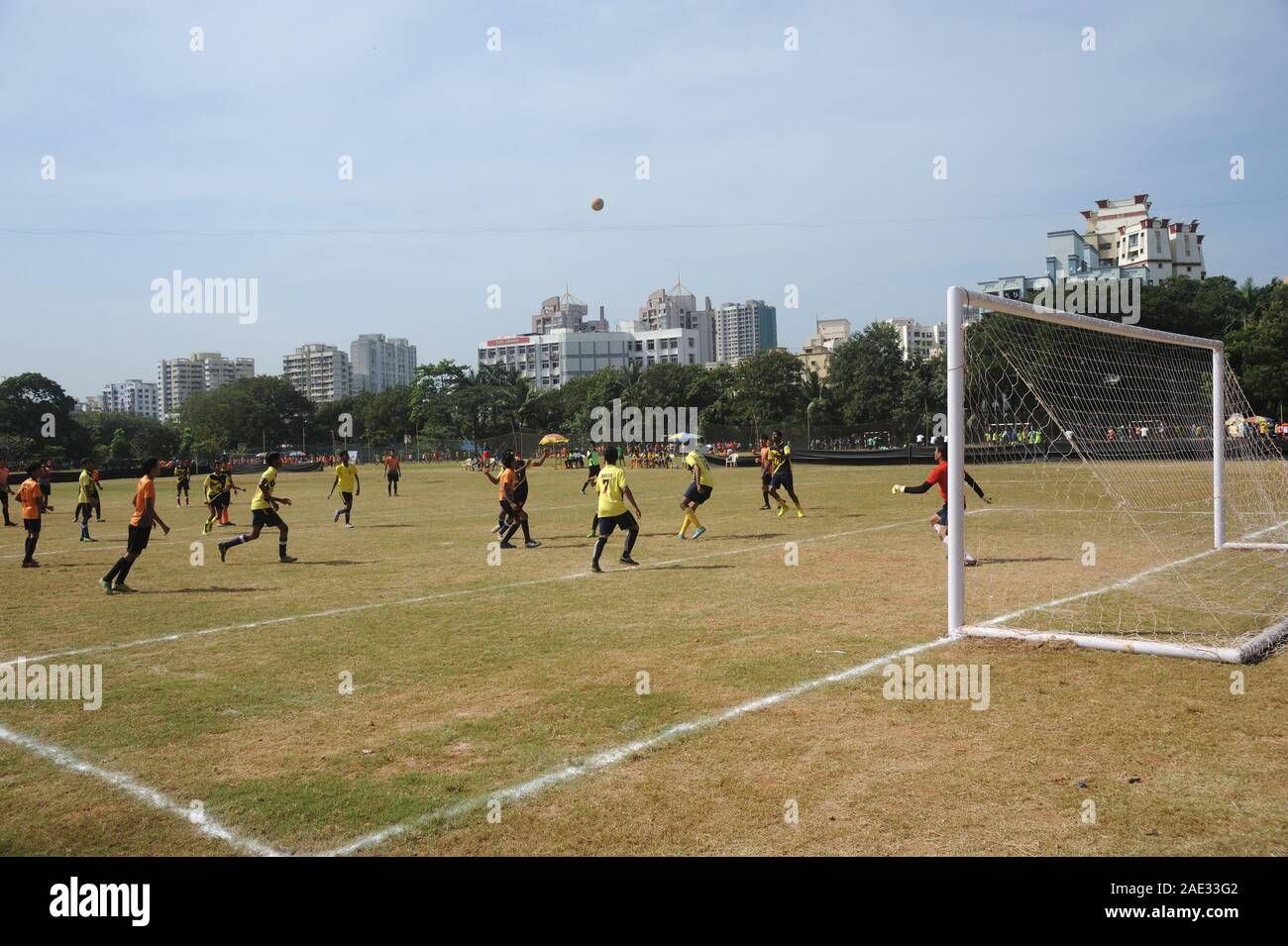 Mumbai, Maharashtra, Indien - Dez. 2019 - Unbekannter indischer Junge Jungen Fußball spielen im Garten. Stockfoto