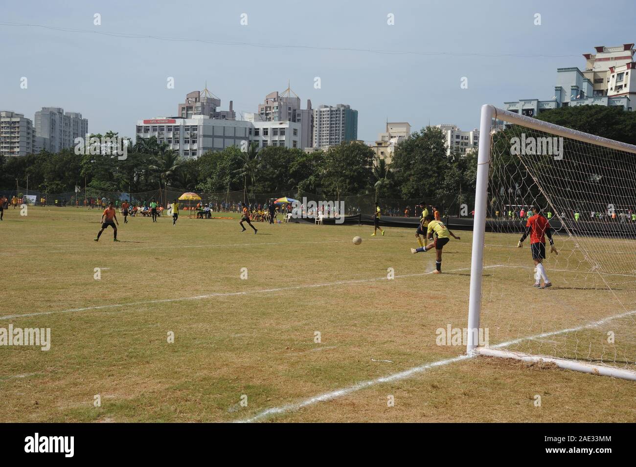 Mumbai, Maharashtra, Indien - Dez. 2019 - Unbekannter indischer Junge Jungen Fußball spielen im Garten. Stockfoto