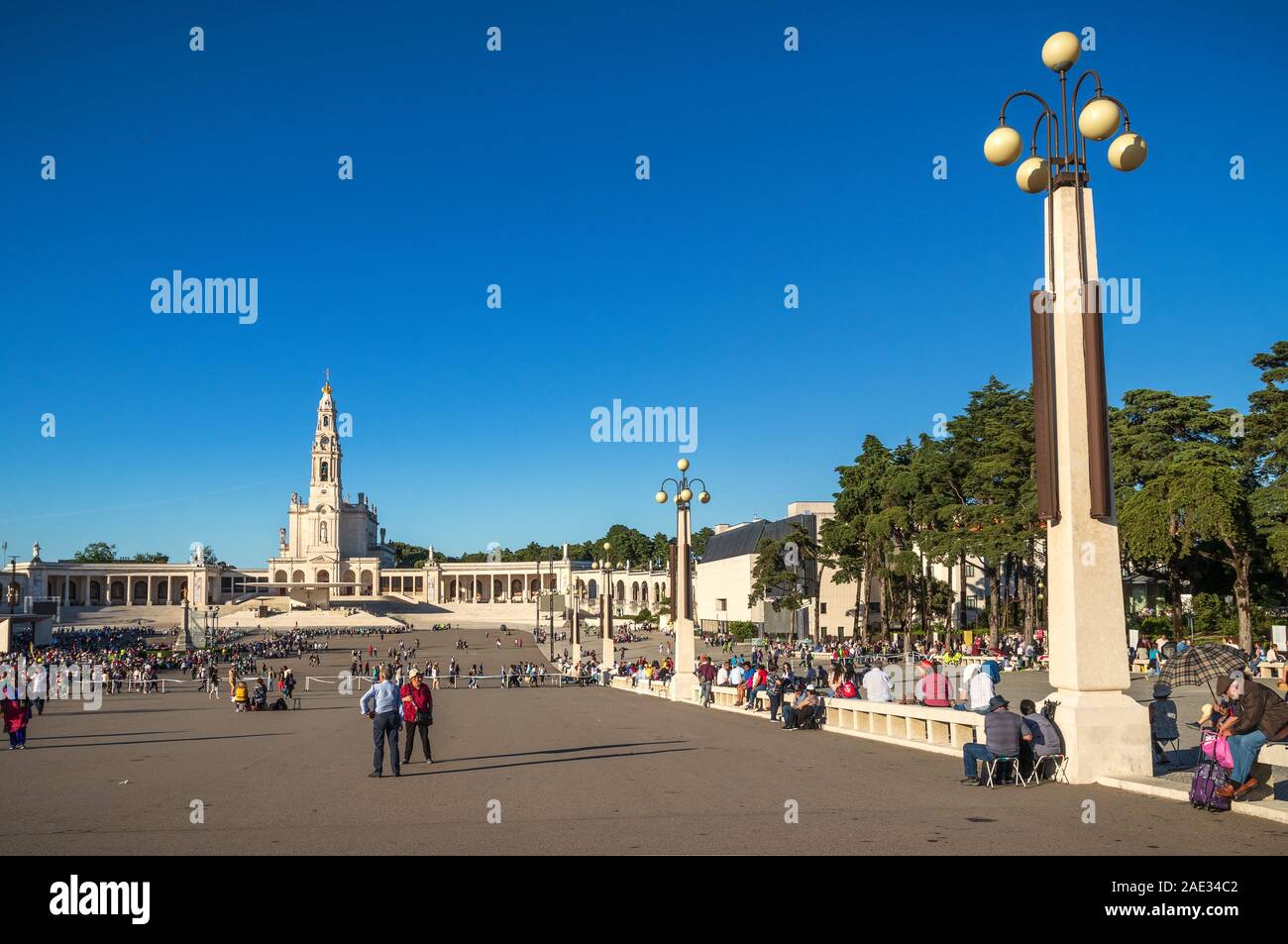 Fatima, Portugal - Mai 12, 2019: Blick auf das Heiligtum von Fatima und die Pilger warten auf die Prozession der Kerzen. Stockfoto