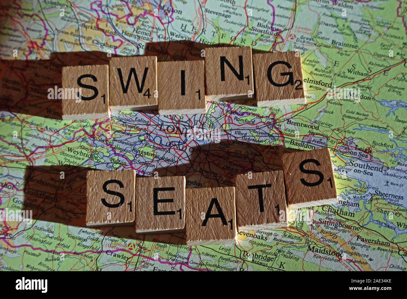 Swing Sitze in Scrabble Buchstaben auf einem UK Karte - allgemeine Wahlen, Wahlen, Parteien, Politiker, Parteien, Ansprüche, Zweifel Stockfoto