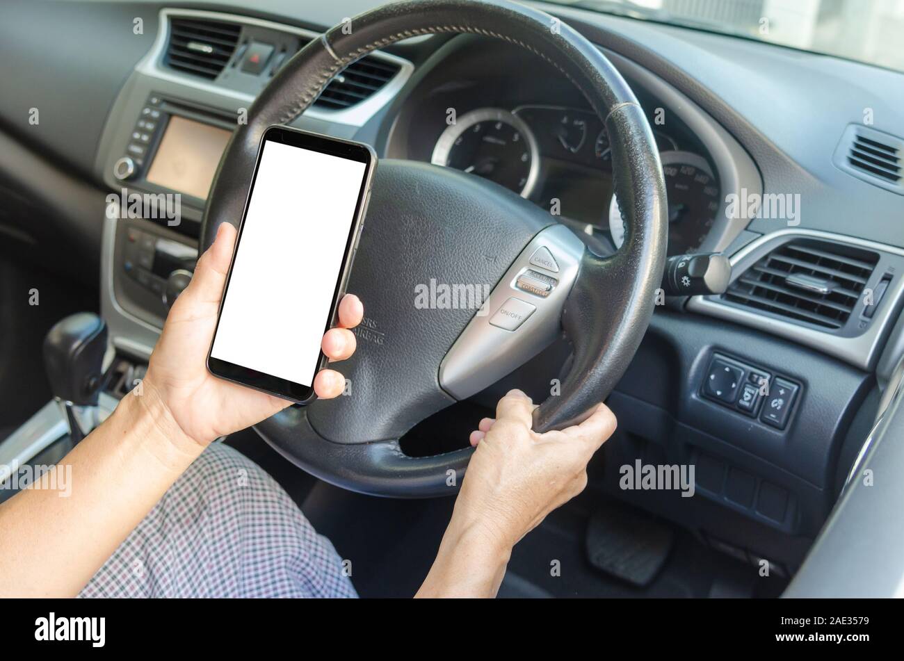 Women's Hand mit einem Handy im Auto Stockfoto