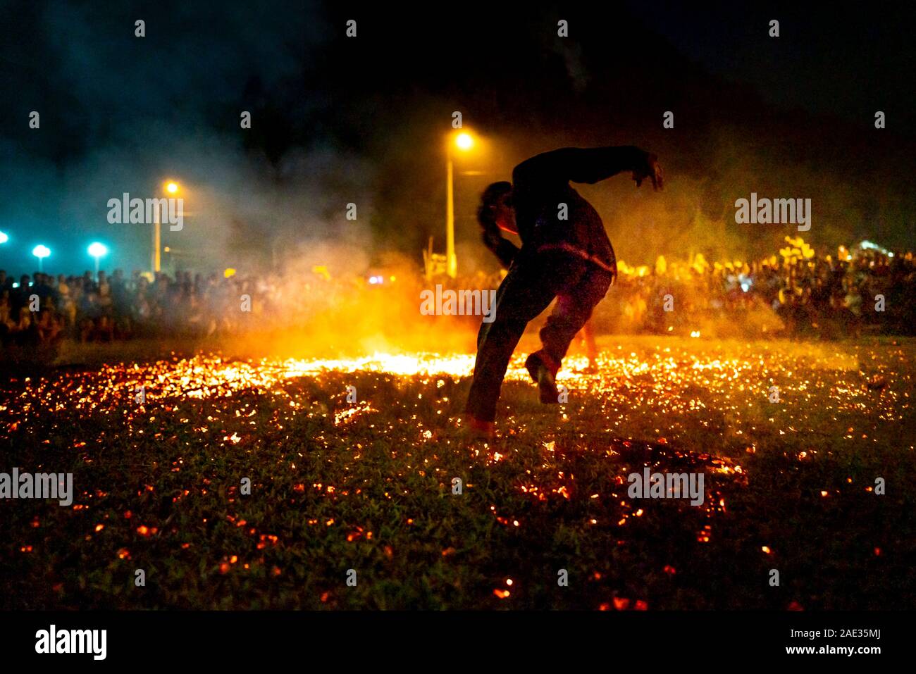 Lam Binh Tuyen Kommune, Tuyen Quang Provinz, Vietnam - am 14. September 2019: Die traditionelle Fire Dance Festival der Pa dann ethnischen Menschen danken. Stockfoto