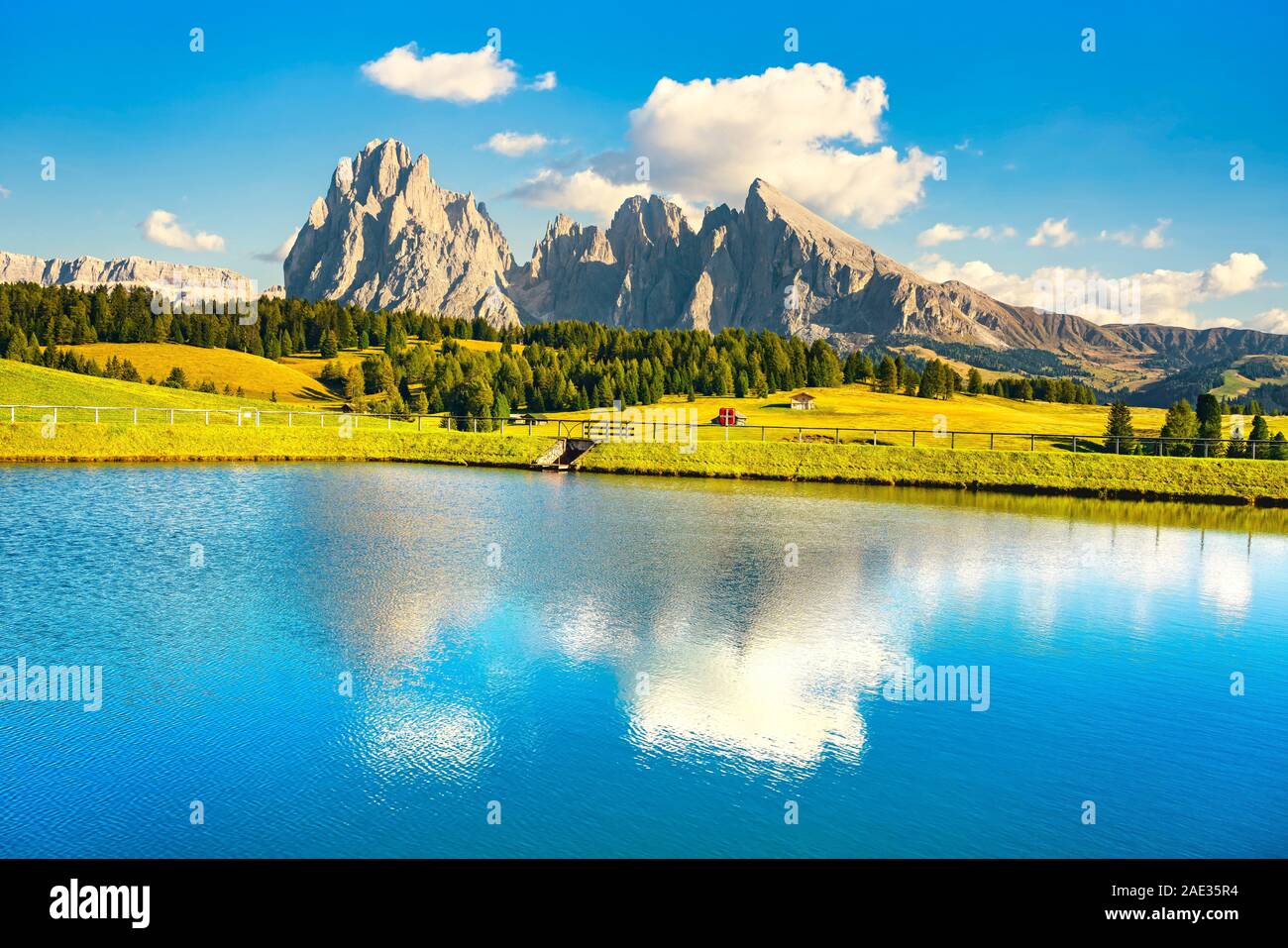 See und Berge bei Sonnenuntergang, Seiser Alm oder Seiser Alm, Dolomiten Alpen Langkofel und Sassopiato, Trentino Alto Adige Sud Tirol, Italien, Europa Stockfoto