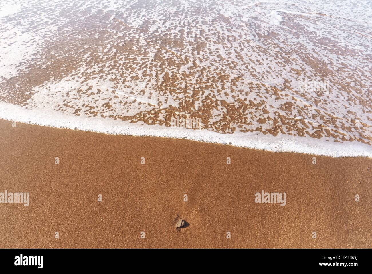 Weiche Sea Wave am Sandstrand. Sommer und Urlaub und Reisen Konzept. Selektive konzentrieren, mit kopieren. Stockfoto