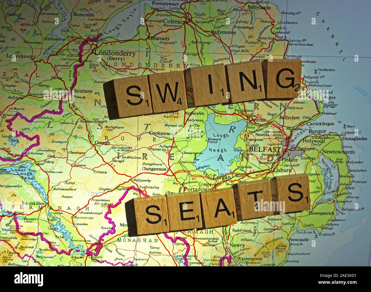 Swing Sitze in NI Nordirland Dinkel in Scrabble Buchstaben auf einem UK Karte - allgemeine Wahlen, Wahlen, Parteien, Politiker, Parteien, Ansprüche, Zweifel Stockfoto