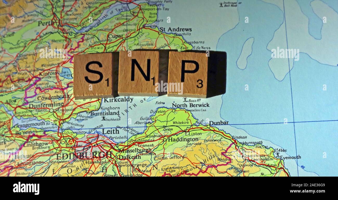 SNP Sitze in Scrabble Buchstaben auf einem UK Karte - allgemeine Wahlen, Wahlen, Parteien, Politiker, Parteien, Ansprüche, Zweifel Stockfoto