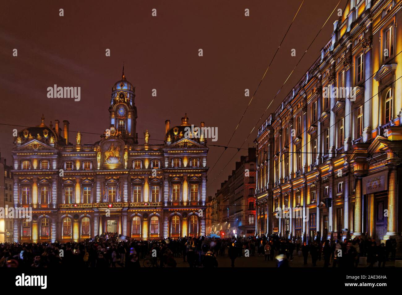 LYON, Frankreich, 5. Dezember 2019: Fest der Lichter am Rathaus und dem "Place des Terreaux. Für 4 Nächte, Künstler, Gebäude, Straßen Mischen sple Stockfoto