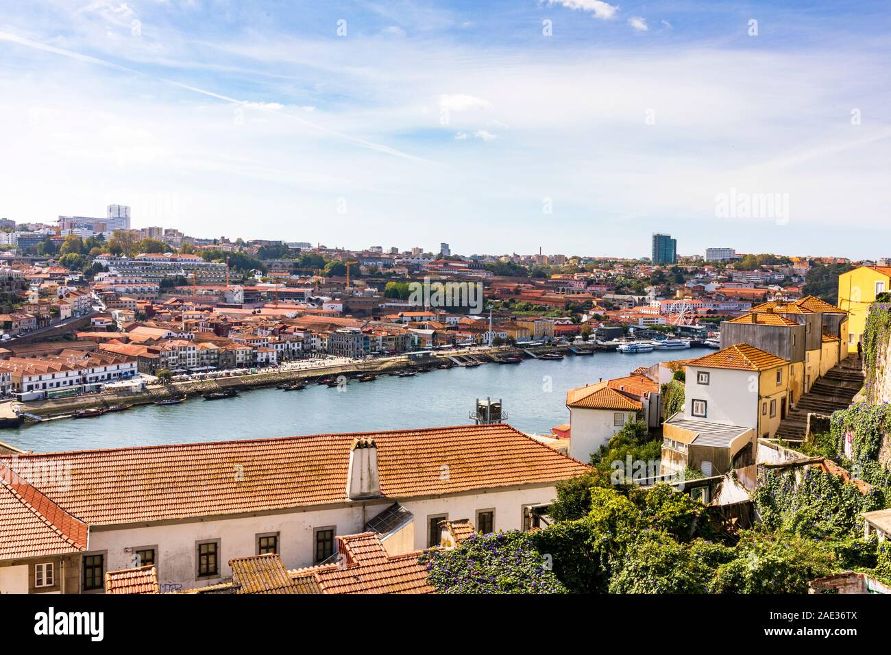 Porto, mit Blick über den Fluss Douro an der South Bank mit dem Port Wein lagern in den Hintergrund Stockfoto