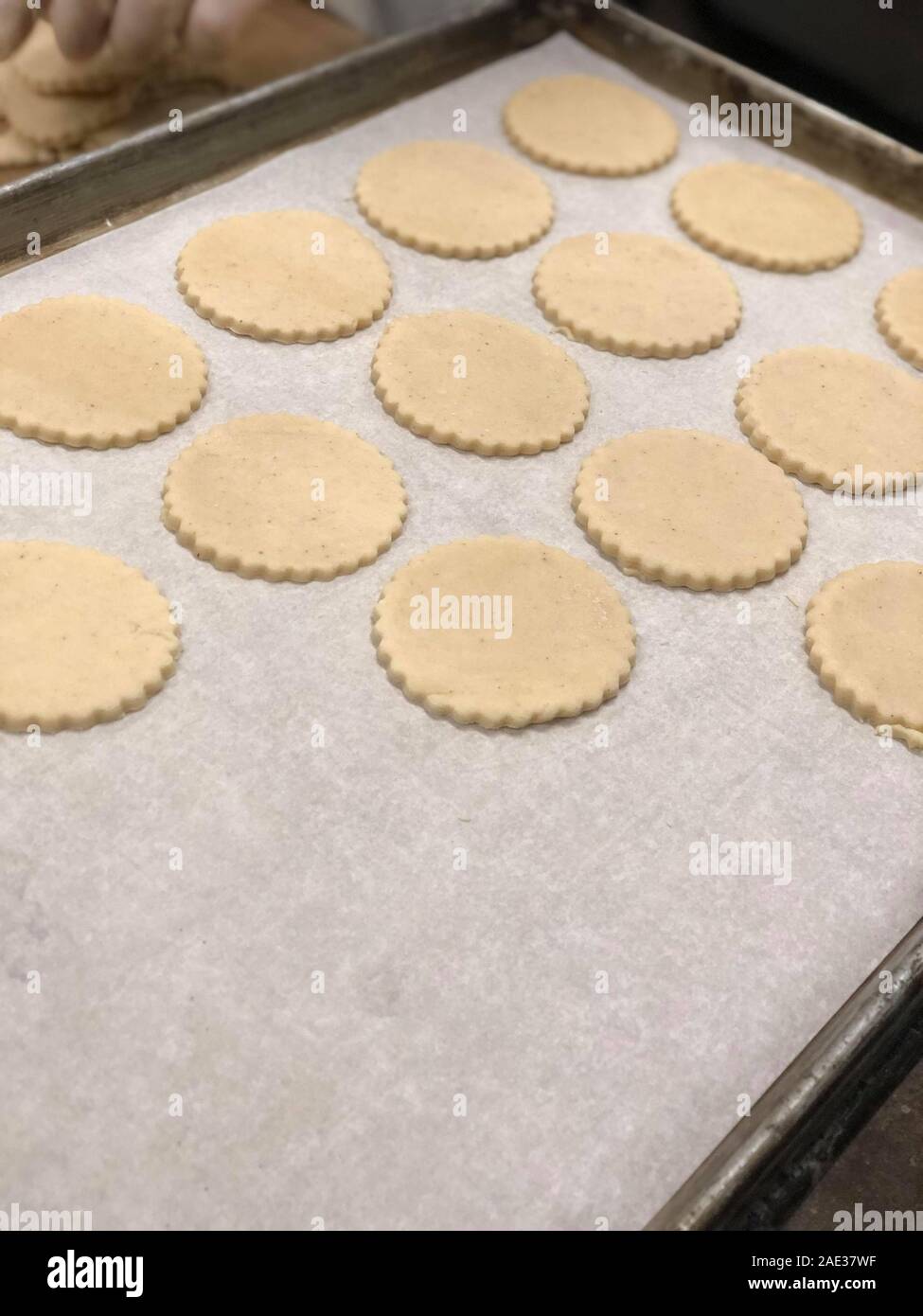 Bäckerei Blatt pan von Rohzucker cookie Cookie Dough Stockfoto