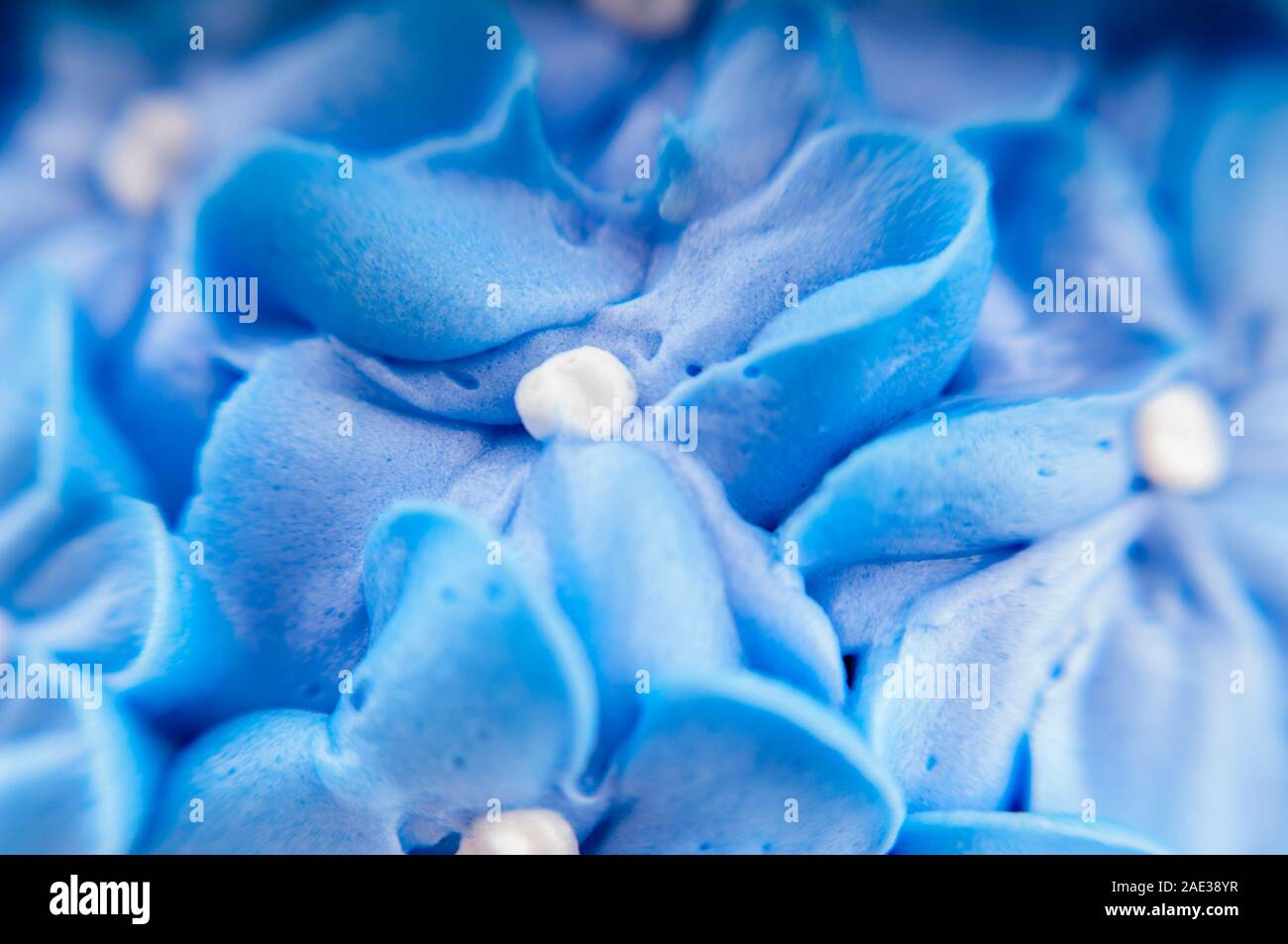 Blauer Kuchen Glasur Detail mit dekorativen Blumen Stockfoto