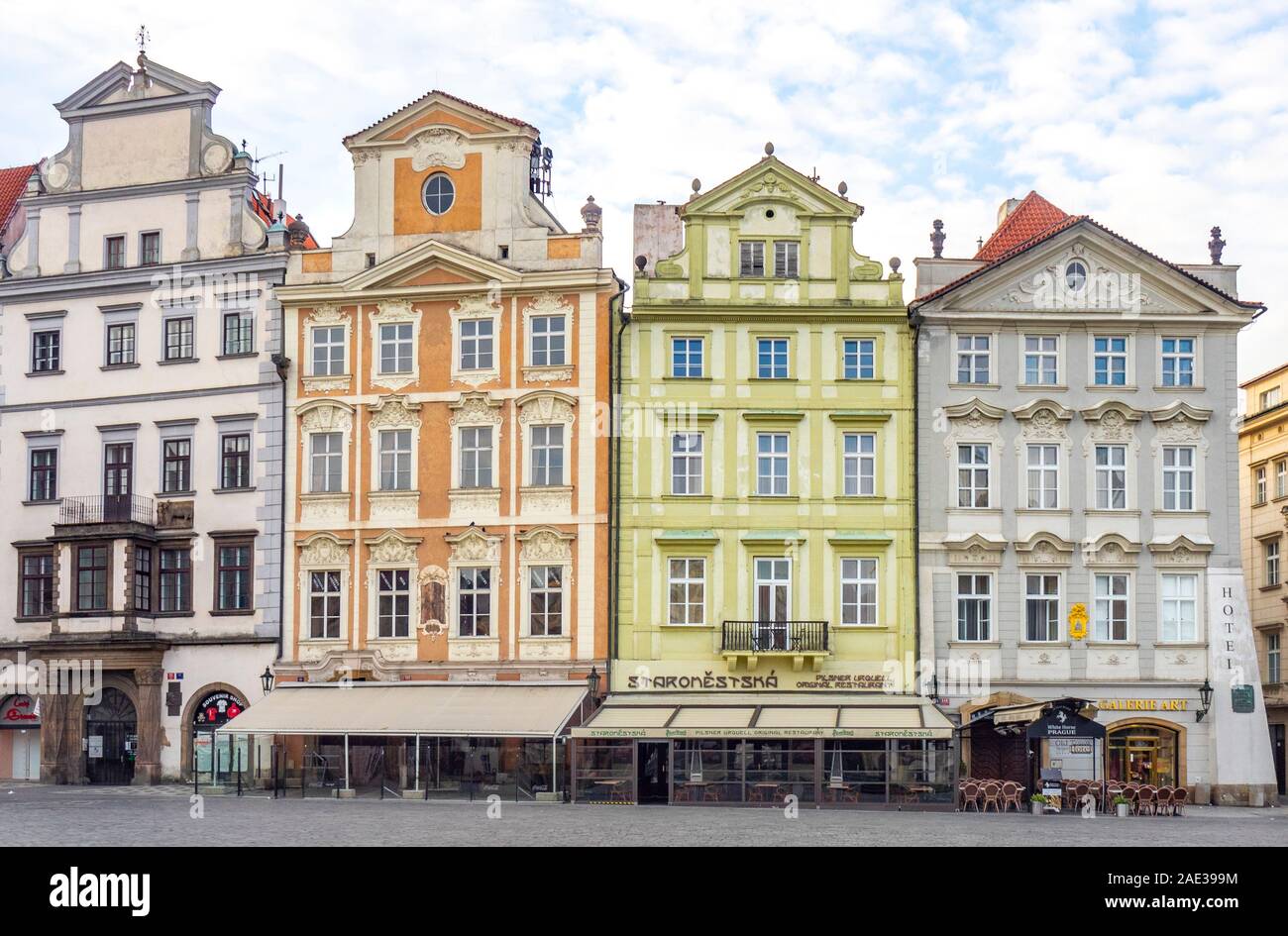 Historische Gebäude und Restaurants am Marktplatz der Altstadt Staré Město in Prag in der Tschechischen Republik. Stockfoto