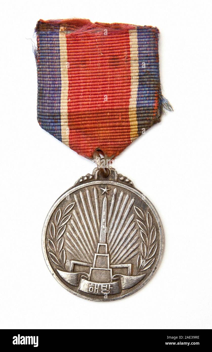 Medaille für die Befreiung Koreas. Die Medaille zeigt das Denkmal für die sowjetischen Soldaten - befreier von Korea - das Denkmal 'Befreiung', am Reverskragen Stockfoto
