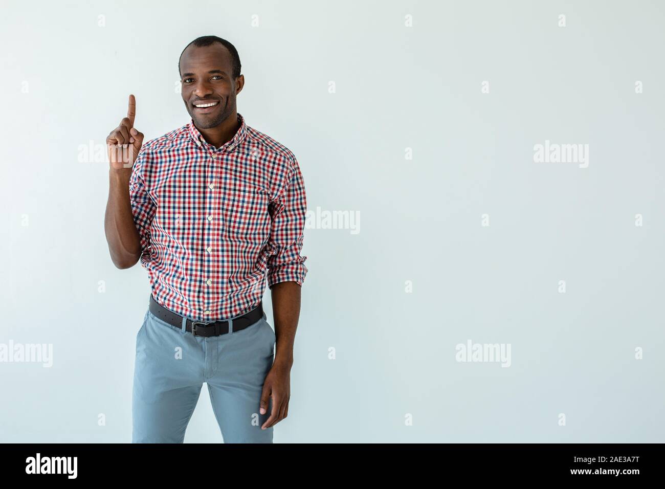 Positive afro-amerikanische Mann erklärt Regeln Stockfoto