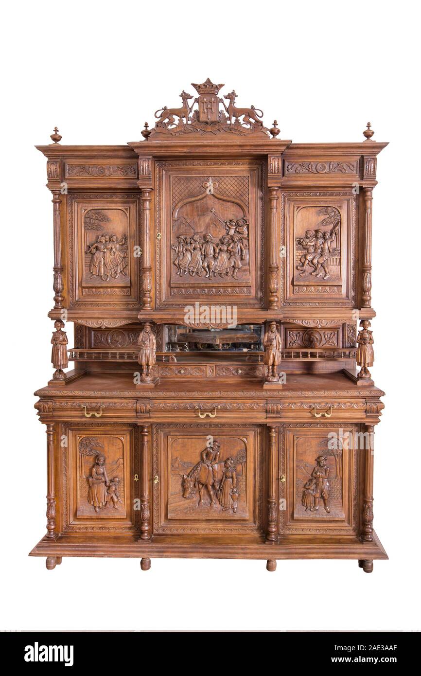 Feine Muster der antiken geschnitzten Sideboard des späten 19. Jahrhunderts. Isoleted Pfad auf dem weißen Hintergrund. Stockfoto