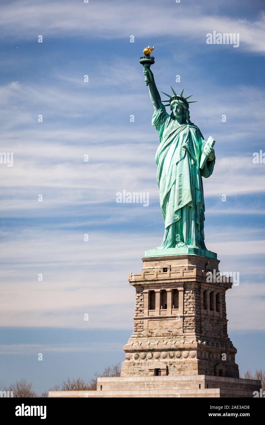 Die Freiheitsstatue, New York City, USA. Ein Blick auf die Vertraute New Yorker Wahrzeichen vor einem hellen blauen Frühlingshimmel mit kopieren. Stockfoto