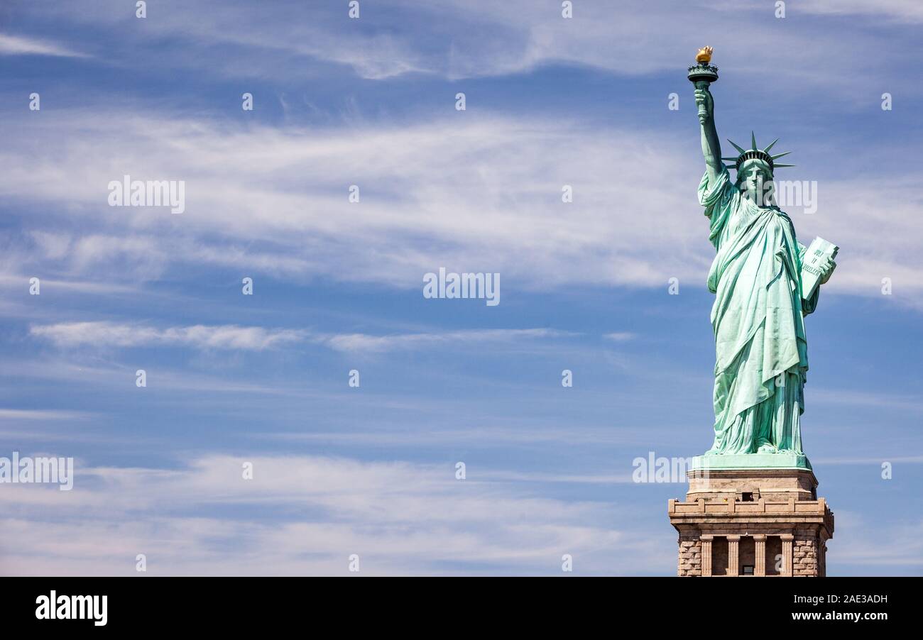 Die Freiheitsstatue, New York City, USA. Ein Blick auf die Vertraute New Yorker Wahrzeichen vor einem hellen blauen Frühlingshimmel mit kopieren. Stockfoto