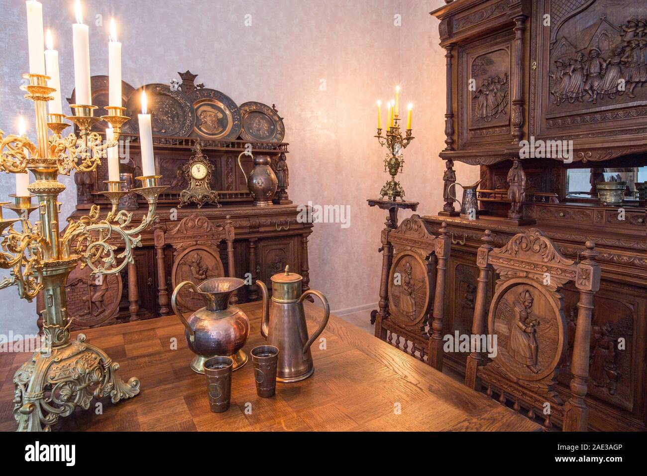 Antike Küche Interieur im traditionellen belgischen Stil und Kandelaber mit Kerzen. Das Ende des 19. Jahrhunderts. Stockfoto