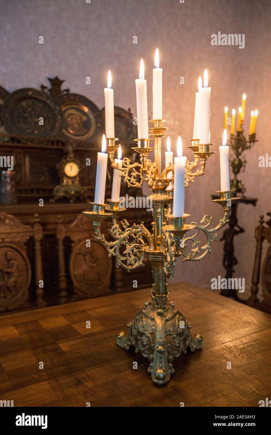 Antike Küche Interieur im traditionellen belgischen Stil und Kandelaber mit Kerzen. Das Ende des 19. Jahrhunderts. Stockfoto