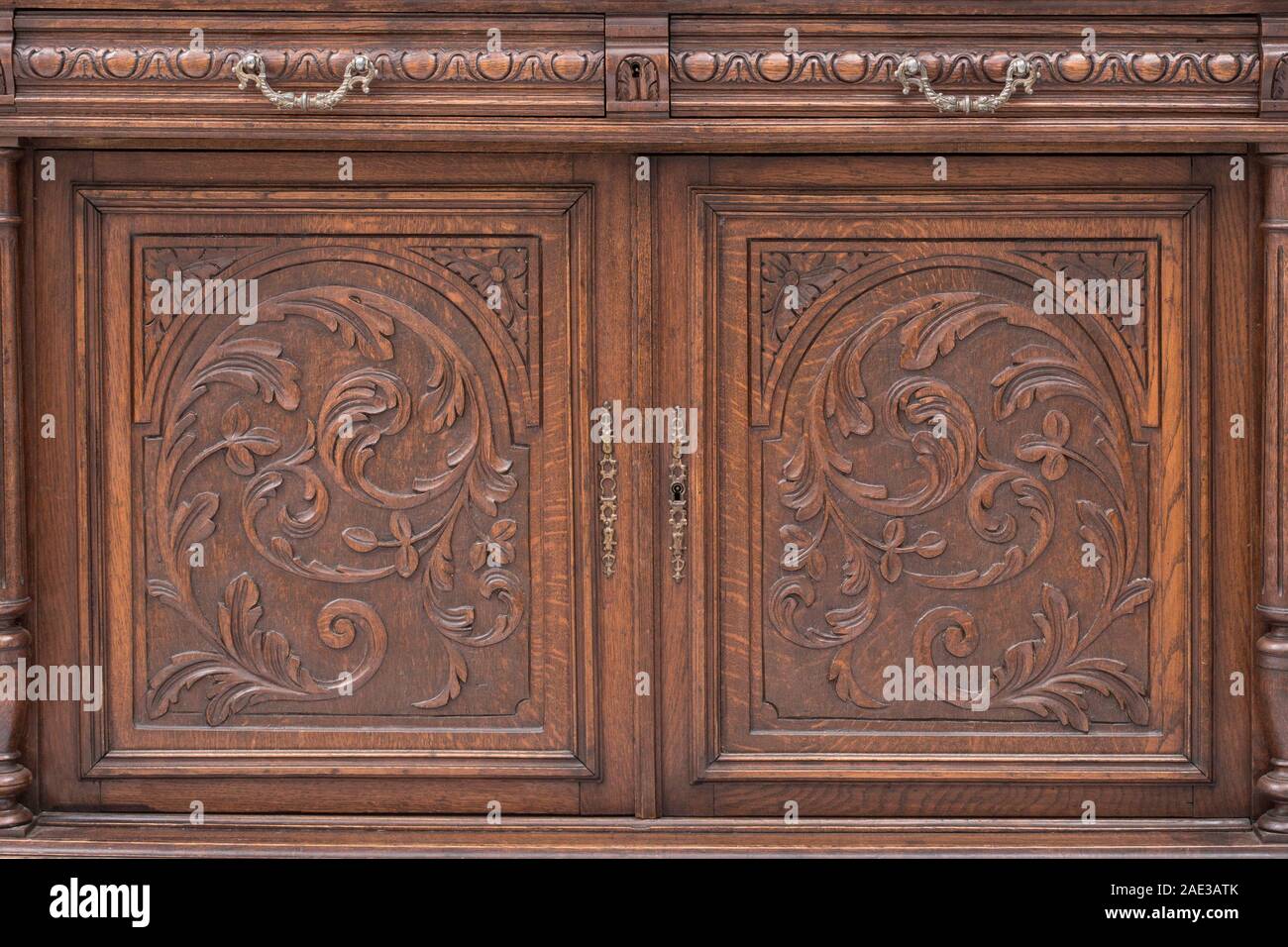 Design aus Holz geschnitzte Textur der antiken Sideboard des späten 19. Jahrhunderts. Stockfoto