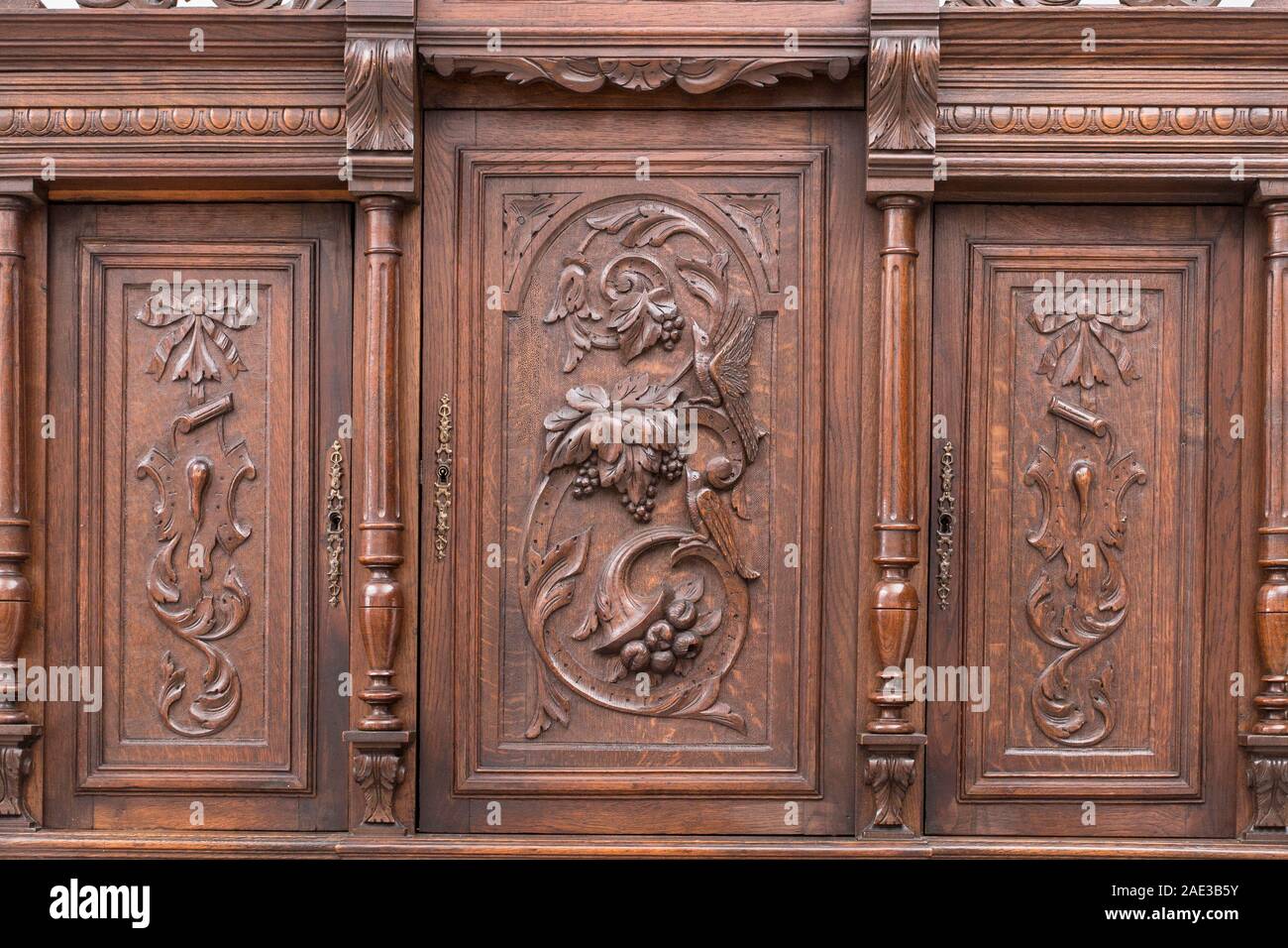 Design aus Holz geschnitzte Textur der antiken Sideboard des späten 19. Jahrhunderts. Stockfoto