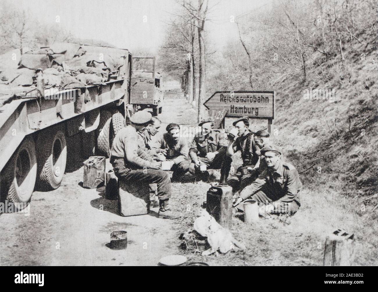 Die Alliierten Armeen marschieren auf Hamburg. Die 11. Armee transport Besatzungen bei einem Halt auf der Autostrade, die zu den Deutschen Grand Port. Stockfoto
