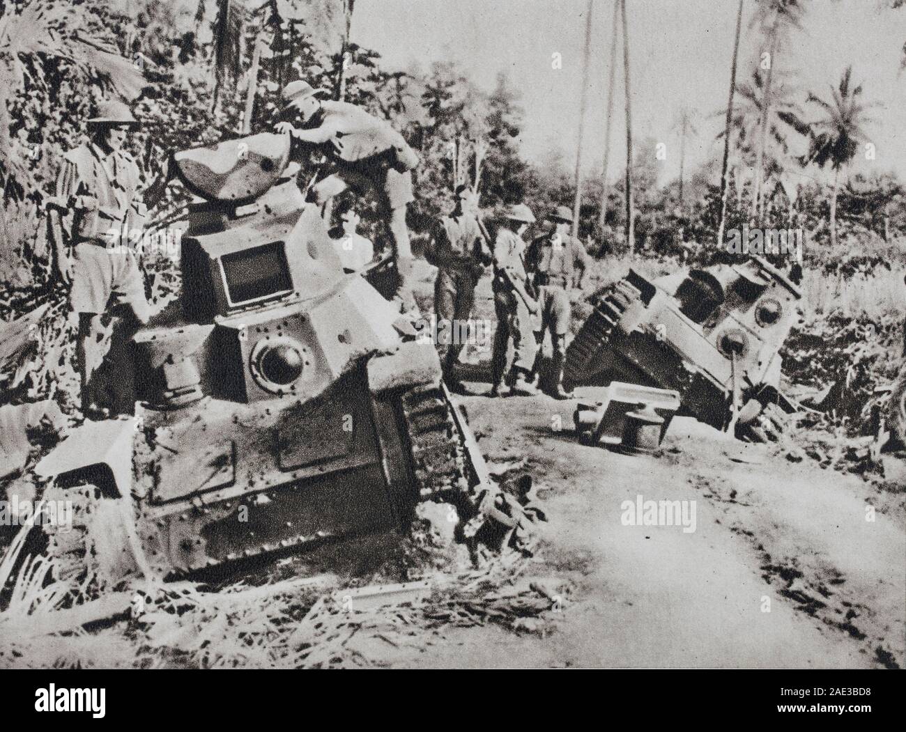 Die Alliierten müssen zurückerobert Neuguinea. Die Amerikaner und Australier prüfen Sie die japanischen Panzer, die während der heftigen Kämpfen gestellt wurden Stockfoto