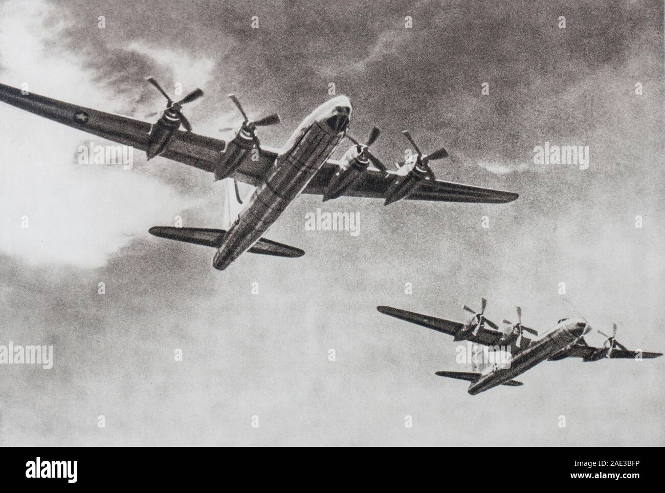 Die amerikanische Luftwaffe in der japanischen Himmel. Die super-Bomber B32 Dominator wiederholt hat zerstörerische Bombardements auf die vitalen Zentren durchgeführt Stockfoto