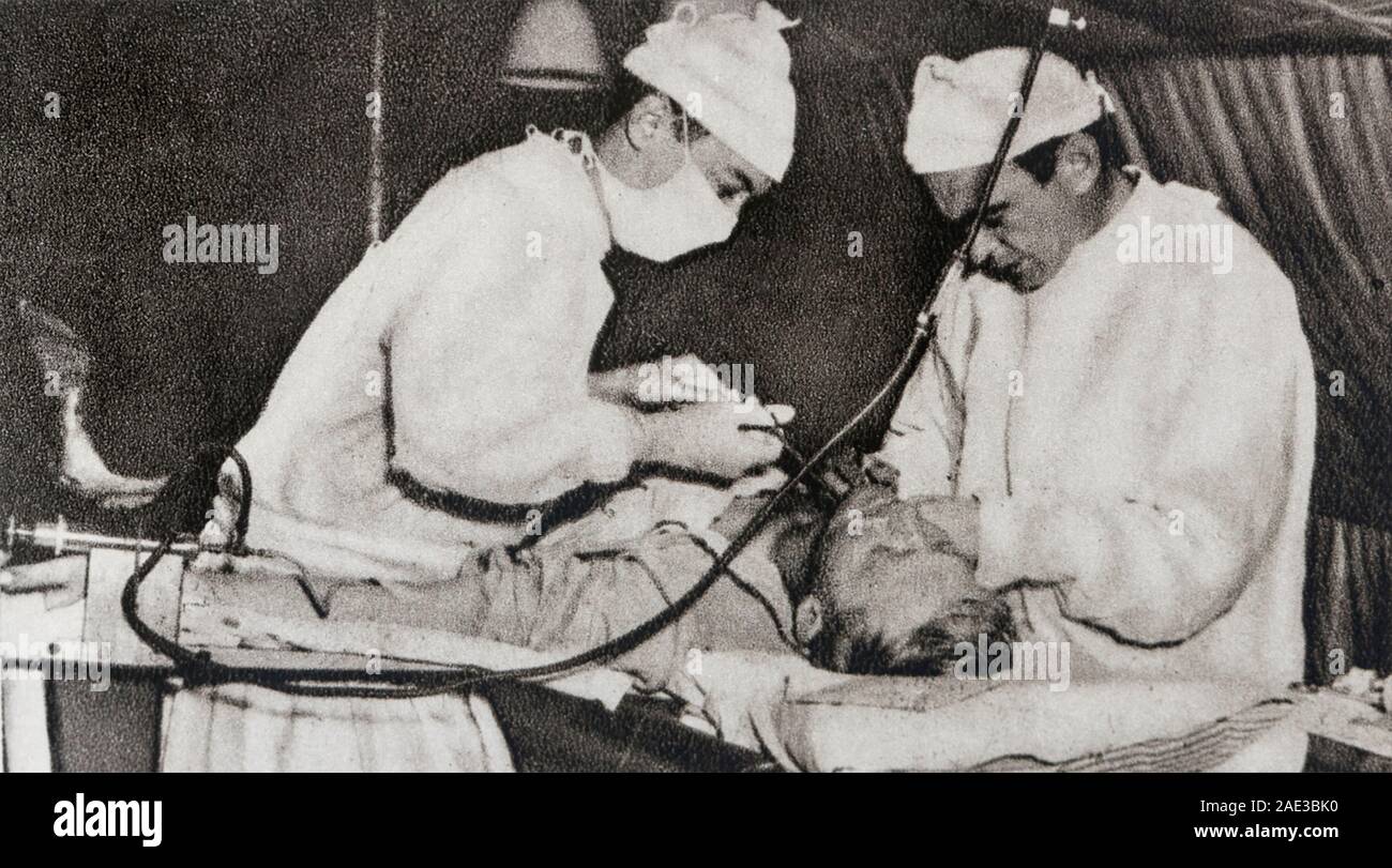 Sofortige Reaktion auf schwere Verletzungen zu. Eine amercan Soldat, der ein Spritzen der shrapnell in seiner Kehle empfangen, wird sofort in ein Feld Hosp Stockfoto