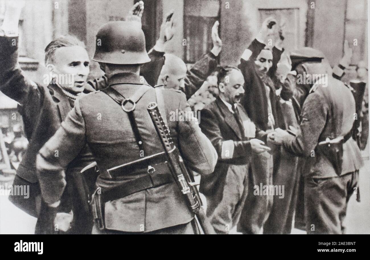 Die antisemitische Politik der Nazis ist mit Grausamkeit praktiziert. Ein SS-Raid im Warschauer Ghetto. Stockfoto