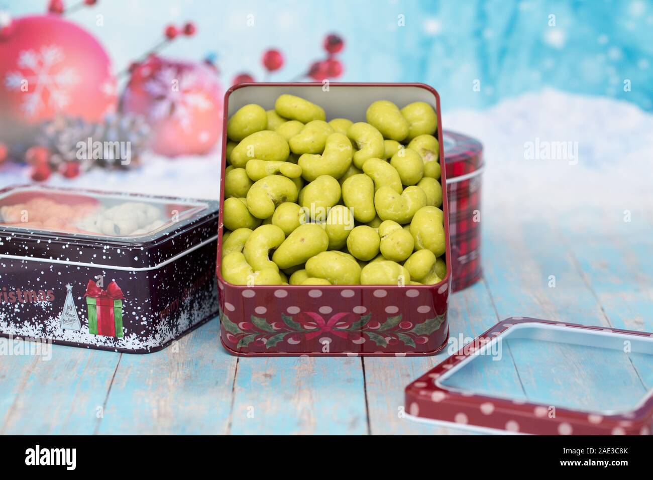 Ein Glas voll von hellen bunten Bonbons und Süßigkeiten Stockfoto