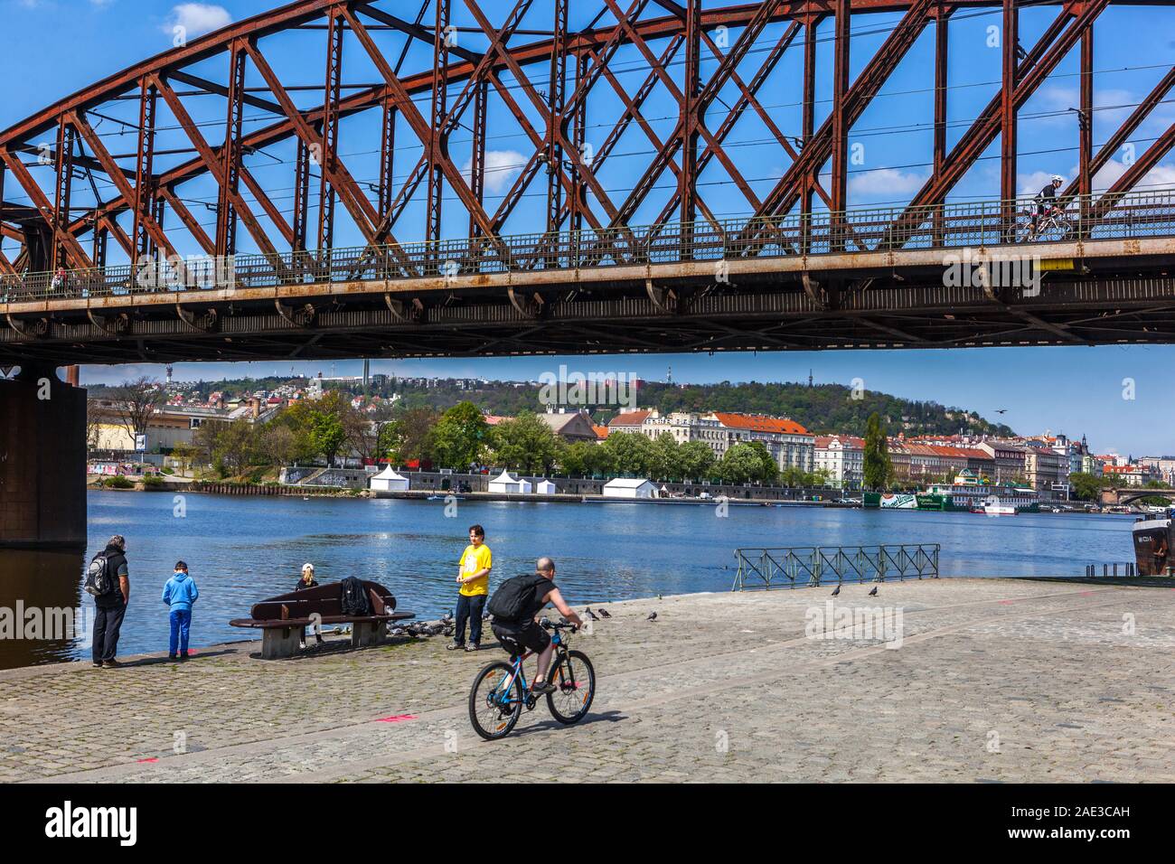 Prager Eisenbrücke, Zeleznicni am meisten über die Moldau Prag Tschechische Republik man Ride Fahrrad Moldau in Prag Eisenbahnbrücke Moldau Prag Stockfoto