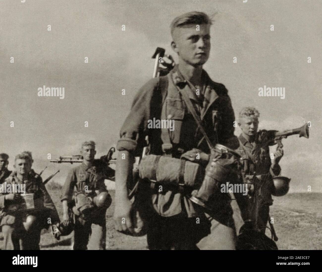Deutsche Infanterie auf dem Vormarsch. Sommer 1941, der Sowjetunion. Stockfoto