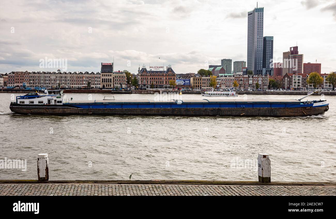 Rotterdam, Niederlande, 13. Oktober 2019. Containerschiff und Logistik gegen Rotterdam Stadtbild Stockfoto