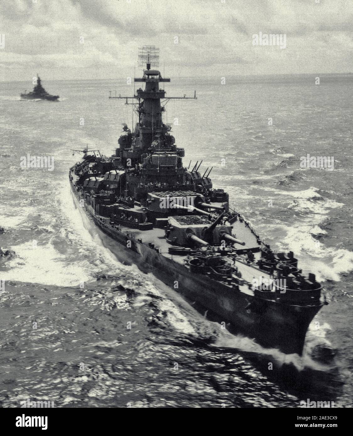 Amerikanische Schlachtschiffe Alabama (USS Alabama), Vordergrund und South Dakota (USS South Dakota) folgen Sie der Marshall Inseln. Stockfoto