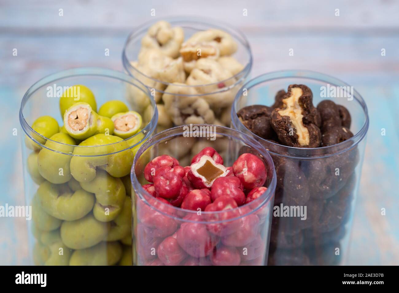 Ein Glas voll von hellen bunten Bonbons und Süßigkeiten Stockfoto