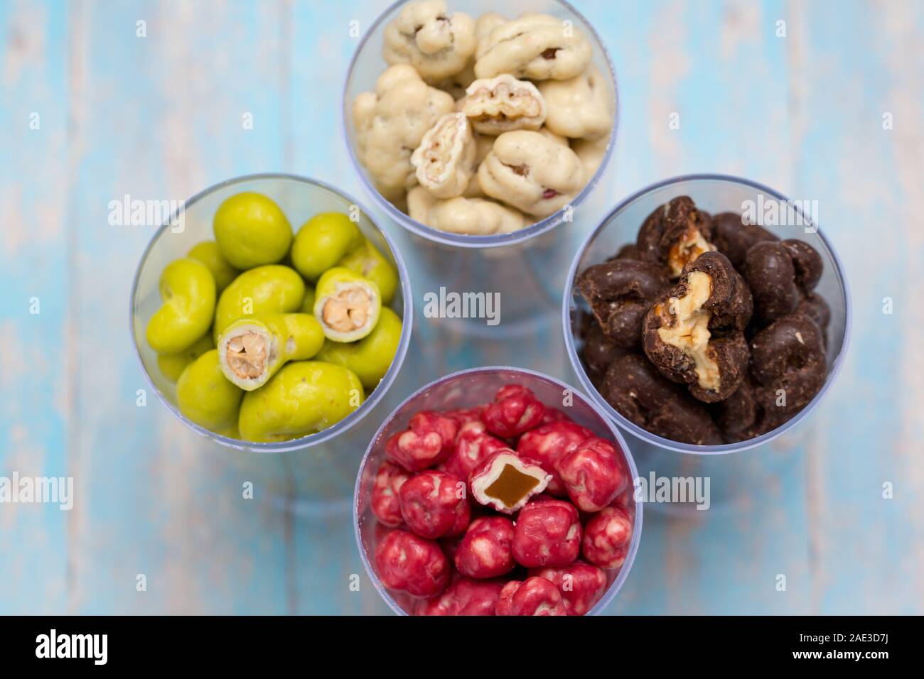 Ein Glas voll von hellen bunten Bonbons und Süßigkeiten Stockfoto