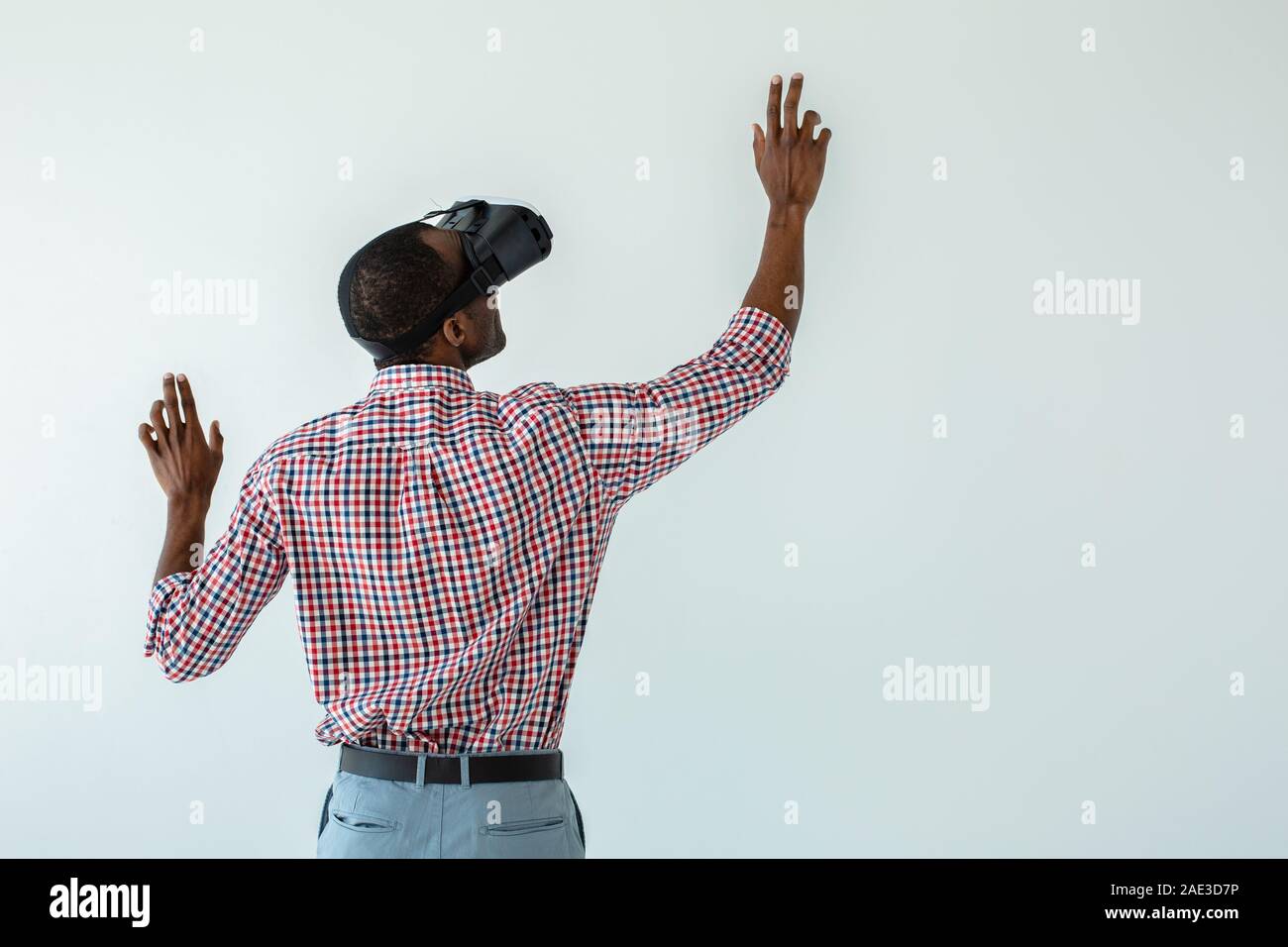 Rückansicht eines angenehmen afro-amerikanische mit virtuellen board Mann Stockfoto