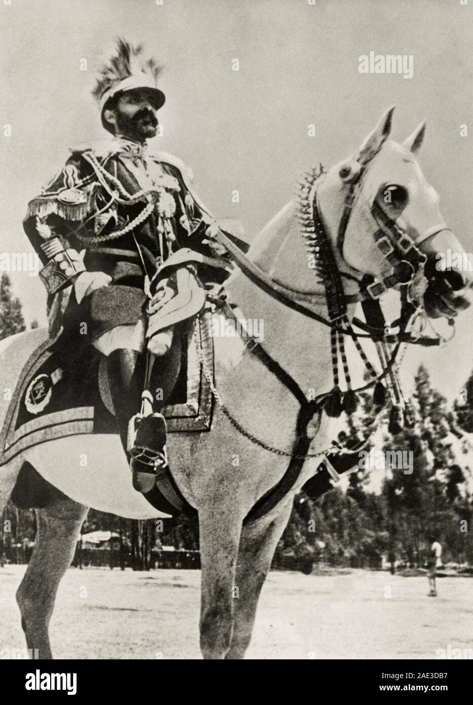 Haile Selassie in voller Uniform auf einem weißen Pferd Stockfoto