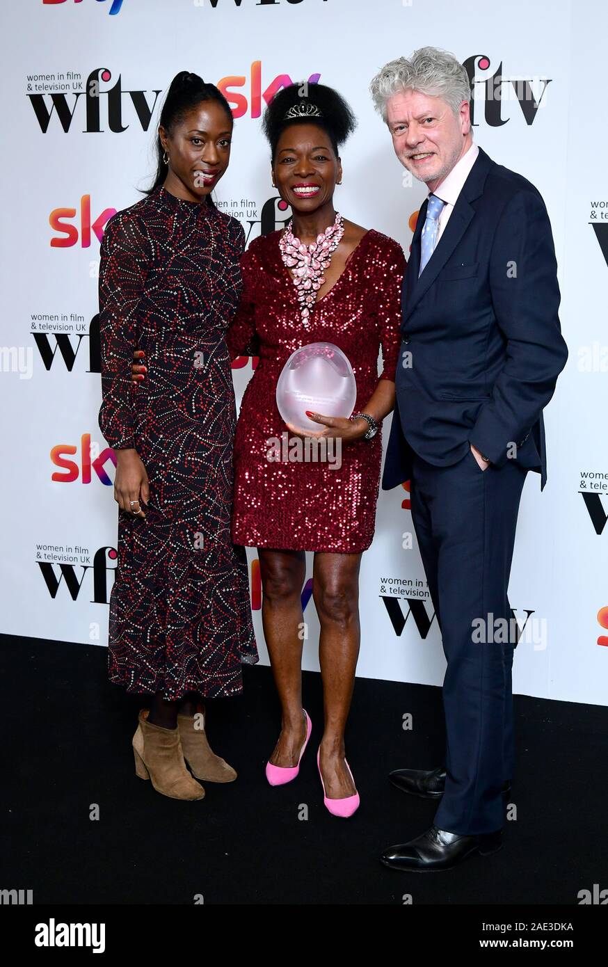 Floella Benjamin mit ihrem EON Lebenszeit Acheivement Award mit ihrem Mann Keith Taylor und Nikki Amuka-Bird im Presseraum an der Frauen in Film und TV Awards 2019 im Hilton, Park Lane, London. Stockfoto