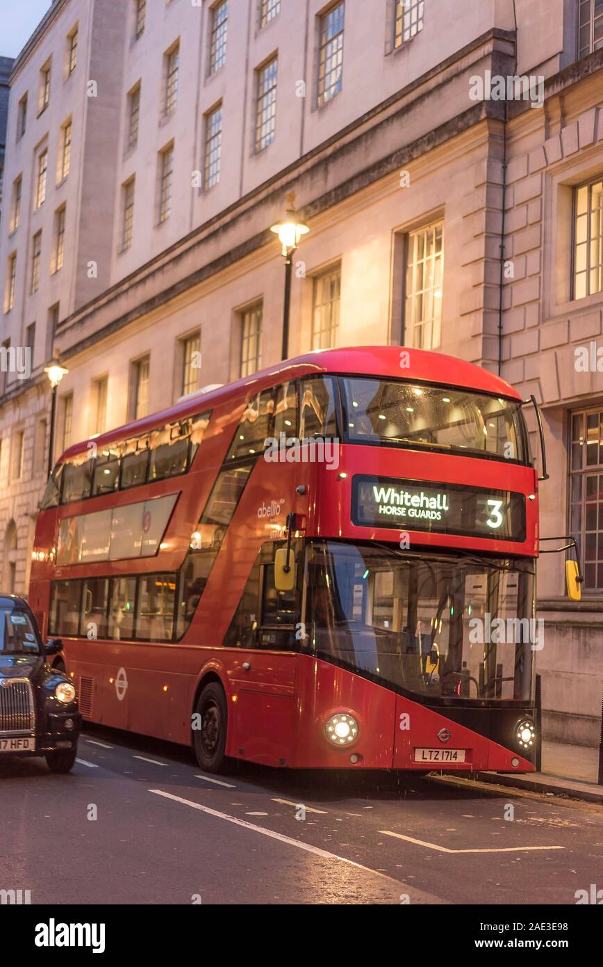 Vorderansicht des großen roten Doppeldecker-Londons, abends auf dem Busbahnhof in der Londoner Innenstadt geparkt. Öffentlicher Busverkehr, Whitehall, Großbritannien. Stockfoto