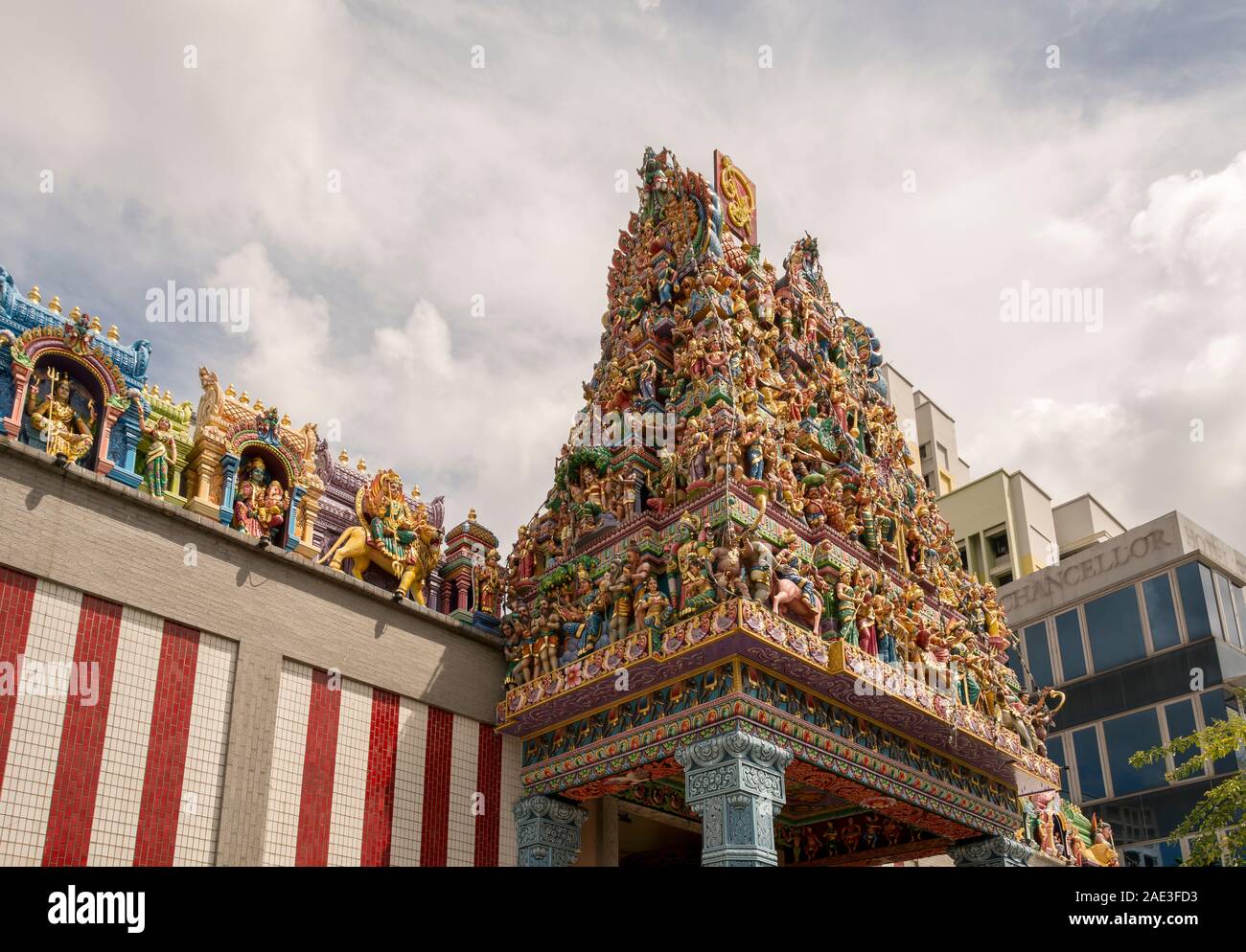 Details der Dekoration auf dem Dach des Sri Mariamman Hindu-Tempel, Singapur Stockfoto Details der Dekoration auf dem Dach des Sri Mariamman Hindu-Tempel, Singapur Stockfoto