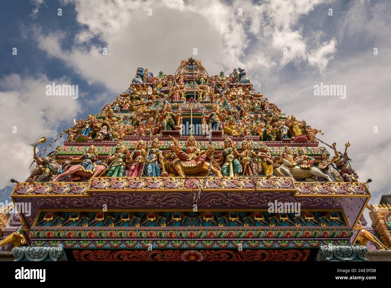 Details der Dekoration auf dem Dach des Sri Mariamman Hindu-Tempel, Singapur Stockfoto Details der Dekoration auf dem Dach des Sri Mariamman Hindu-Tempel, Singapur Stockfoto