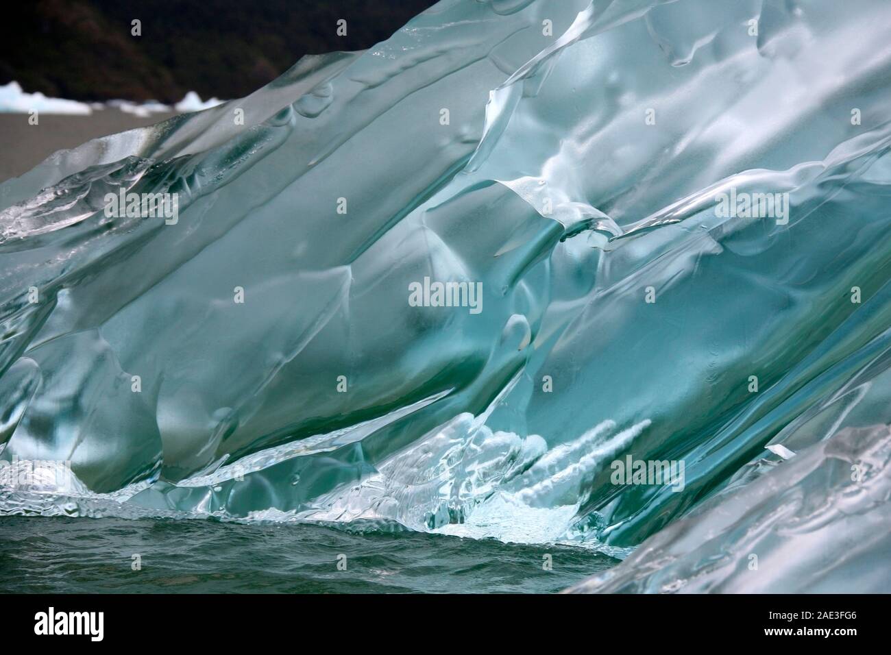 Grüne Amorphen Eis Gebildet, Die Tief In Einem Gletscher, Wo Der Immense  Druck Das Eis Super Dicht Gemacht Hat, Ändern Der Brechungsindex, So Dass  Licht Stockfotografie - Alamy