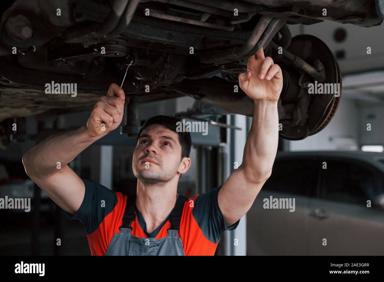 Öl nicht zu fließen. Menschen, die auf dem Workshop in Uniform fixes gebrochene Teile der modernen Auto Stockfoto