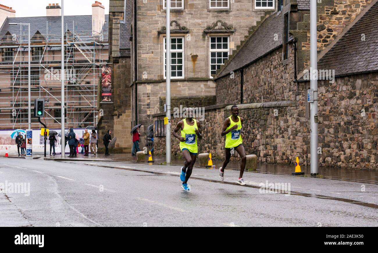 Edinburgh Marathon Festival 2019 in Holyrood Palace an einem regnerischen Tag mit führenden Kenianischen Läufer Dan Tanui, & Gedion Cheruiyot Kurgat, Edinburgh, Schottland Stockfoto