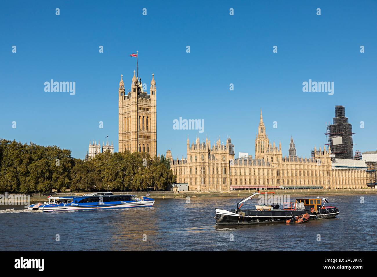Boote auf dem Fluss Themse vor Häusern des Parlaments, London, England, Großbritannien Stockfoto