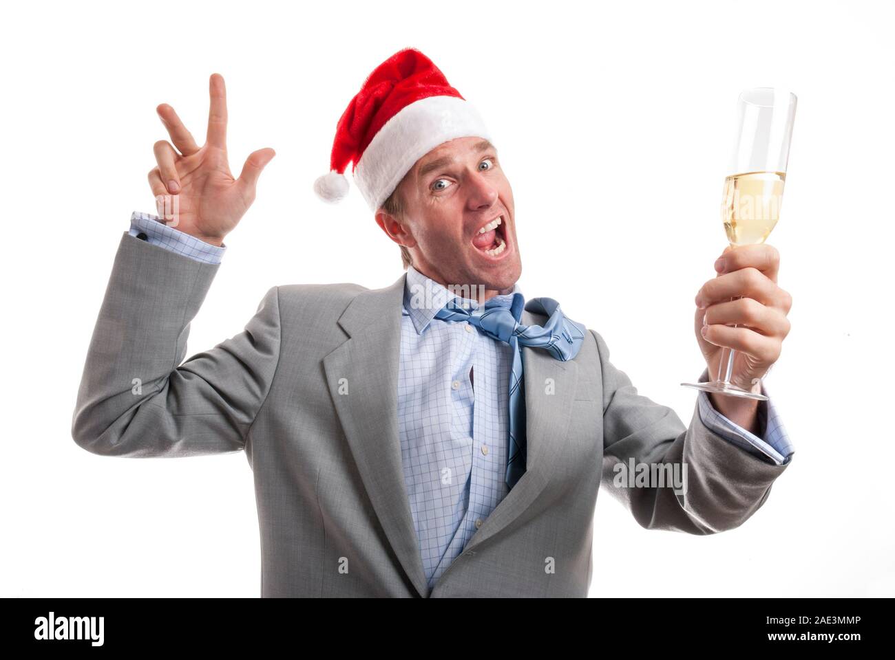 Betrunken im Büro tragen Santa Hut slurring Worte, während ein Holiday Toast auf weißem Hintergrund, Stockfoto