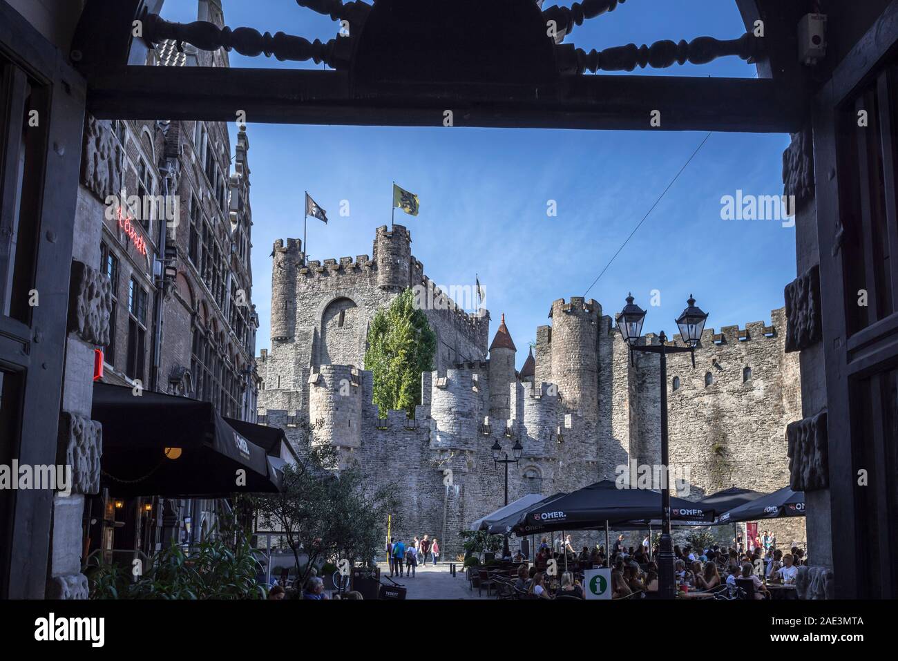 Cafe und mittelalterlichen Gravensteen/Schloss der Grafen in der historischen Altstadt von Gent, Flandern, Belgien Stockfoto