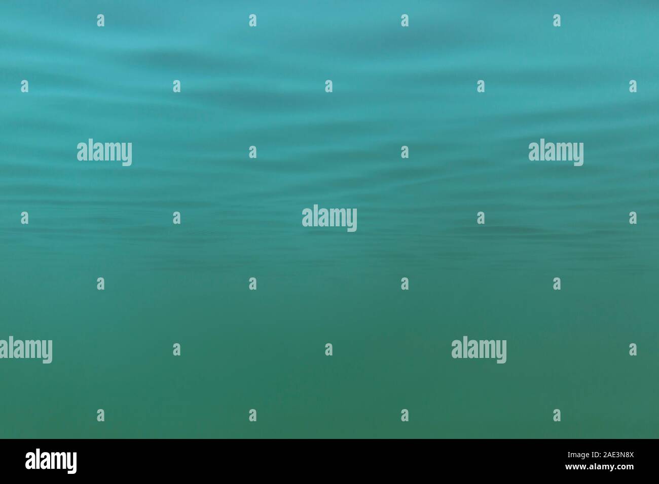 Bild von Grün zu Blau Schattierungen von Wasser Masse unter Wasser. Feine Struktur der Wellen von unten. Licht grün mint Farbe Übergang. Stockfoto