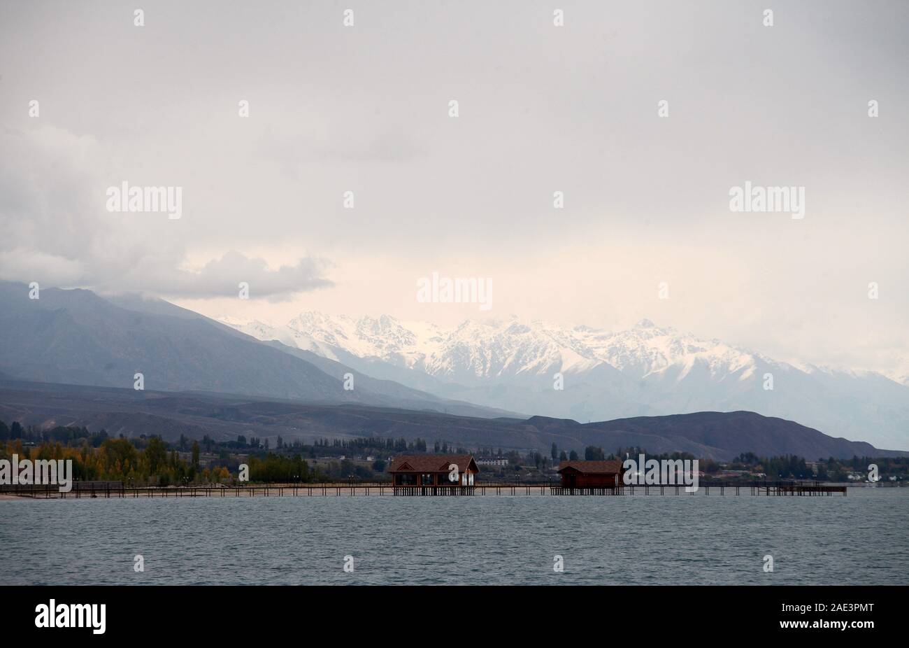 Küste des Lake Issyk Kul vor der Kulisse der schneebedeckten Tian Shan Gebirge Stockfoto